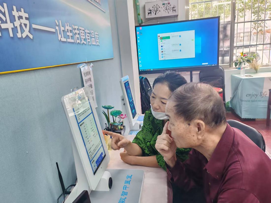 老人在店员陪同下查看AI检测报告